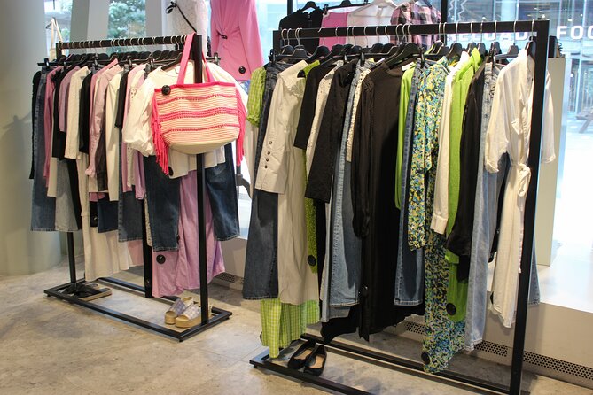 3 Hours Guided Shopping Tour in Stockholm Thrifting Stores - What to wear and bring so thrifting feels easy