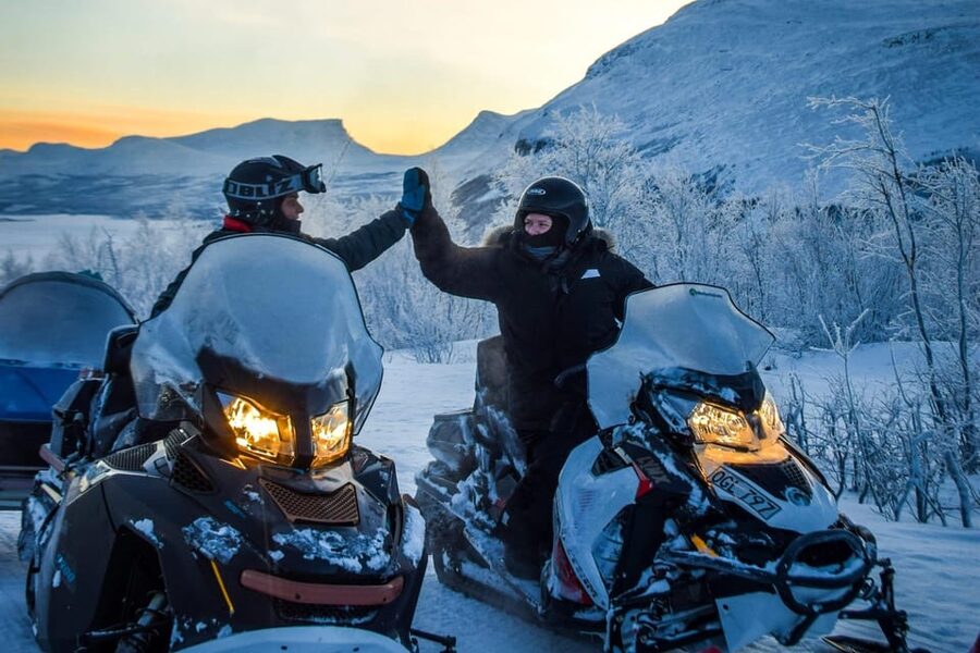 Abisko/Björkliden: Panorama Snowmobile Tour with Snacks - The snowmobile setup: safety first, then speed (with a guide watching)