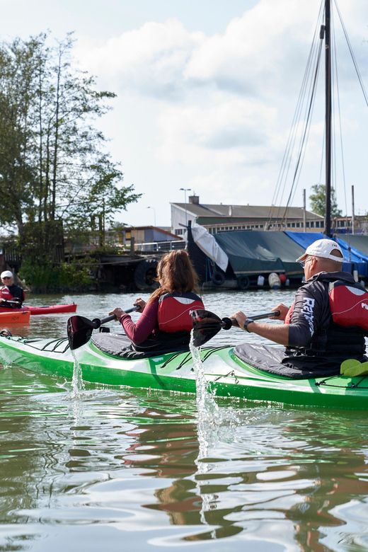 City Kayak Tour - Learning kayaking basics while Gothenburg talks back