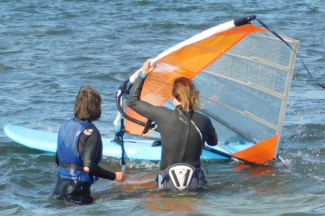 Dynamic Windsurfing Beginner class Day1 - Theory on land: the safety and sailing part you want before you fall