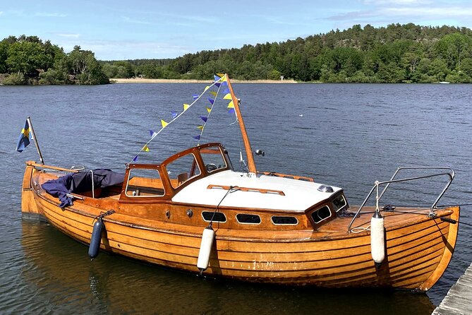 Escape to Idskär by Vintage Wooden Boat - Stadshuset to Drottningholm: the cruise part that makes the day
