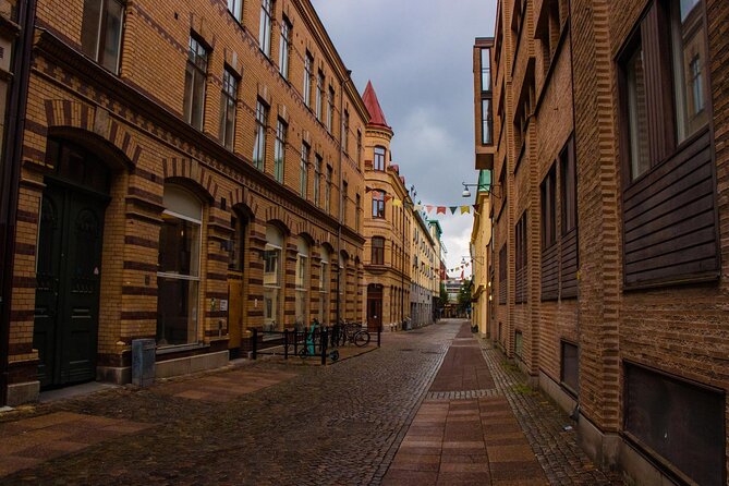 Explore Gothenburg in 60 minutes with a Local - Gustaf Adolfs Torg: the historic square that explains daily life