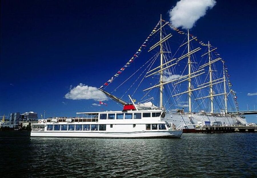 Gothenburg: Guided Boat Tour to Vinga Island - Lighthouse visit: the almost-30-meter beacon and the 1889 touch