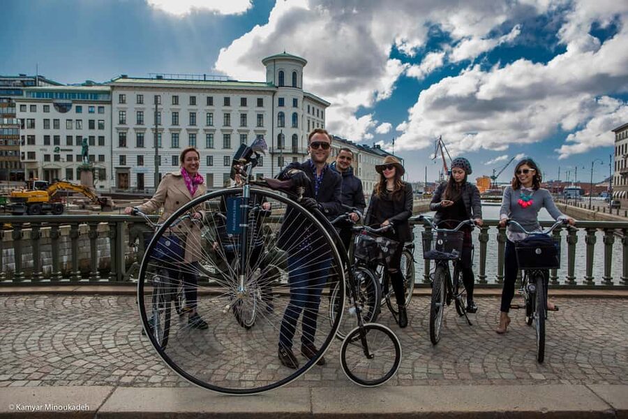 Gothenburg: Guided City Bike Tour with Local Guide - How the route works: short rides, story stops, and photo moments