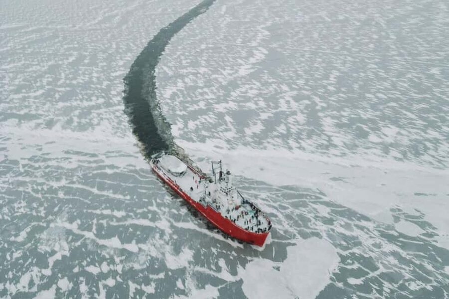 Icebreaker Cruise 2 h - The cruise itself: feeling the power as thick ice gives way
