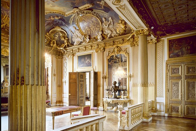 Inside The Crown: Stockholm Royal Palace Private Guided Tour - Stairs, pacing, and how to dress for the palace