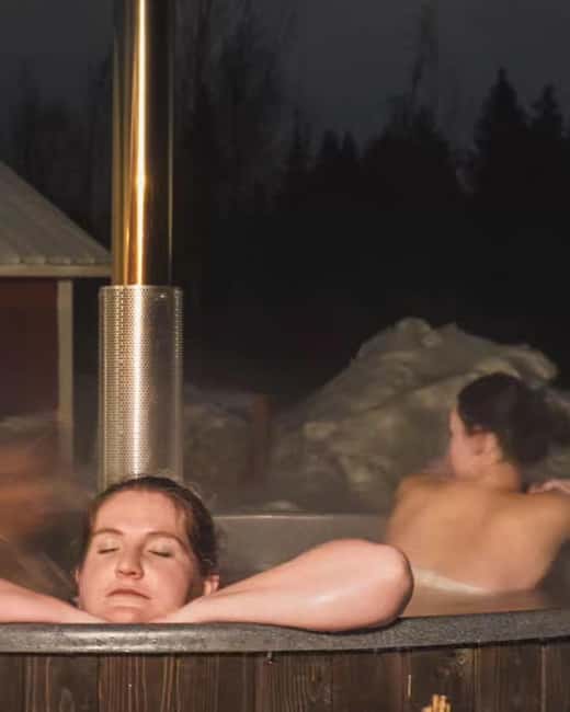 Luleå: Spa in Nature with Hot Tub & Sauna Experience - Sauna time: pine-scent heat with sky views