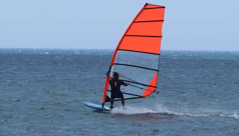 Malmö: Beginner class Dynamic Windsurfing - The 2.5 hour lesson flow: theory, gear up, then water practice