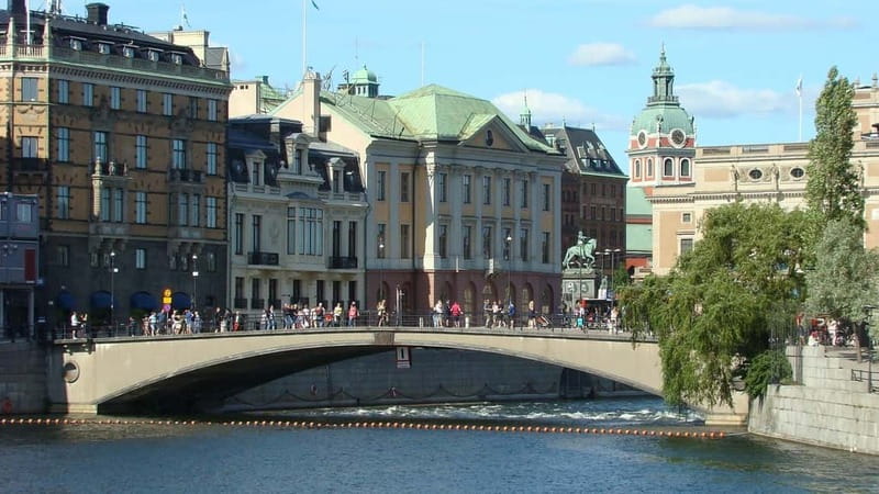 Stockholm: A Beauty On The Water - Old Town Walk & Boat Trip - Why combining Gamla Stan and the canal boat works so well