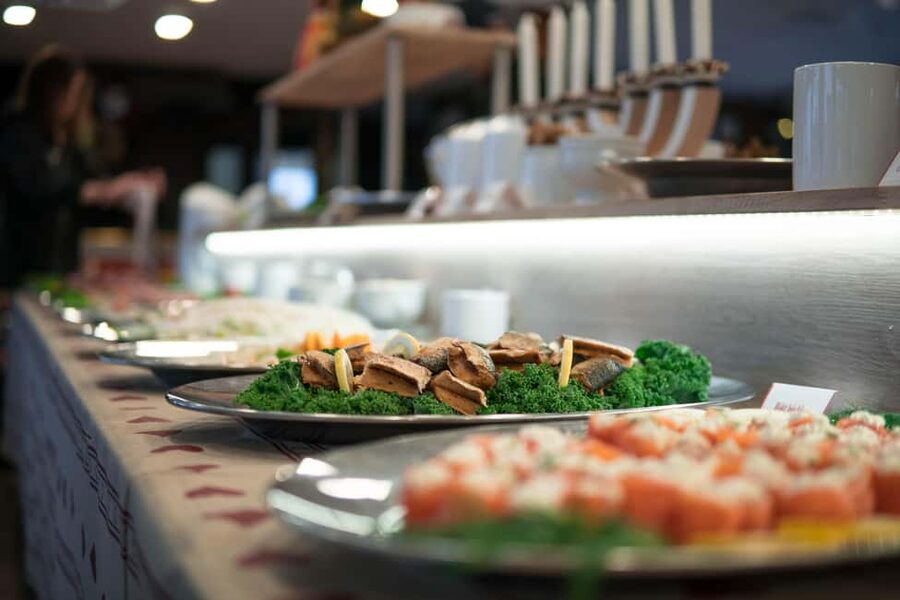 Stockholm: All-You-Can-Eat Christmas Buffet Cruise Livemusic - Live music from a troubadour, and why it changes the mood