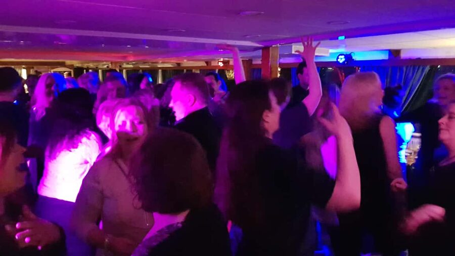 Stockholm All-You-Can-Eat Shrimp or Tacos Cruise & Coverband - Cover bands, nonstop set, and the dance-floor logic