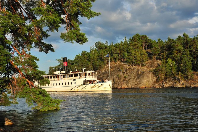 Stockholm Archipelago Cruise with Guide - Entering the Boat at Strandvägen, Without the Pier Panic
