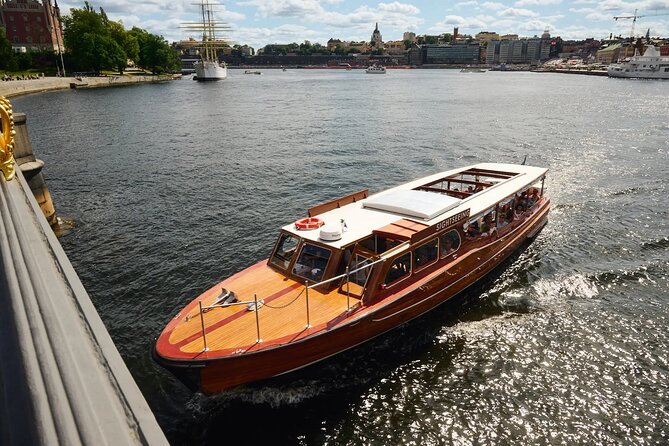Stockholm Archipelago Tour by Classic Wooden Boat with Guide - A 1 hour 45 minute route that changes neighborhoods fast