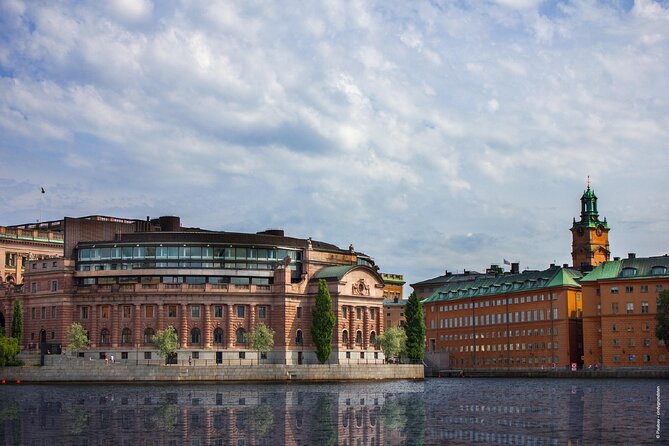 Stockholm Audio Guided Walking Tour 2h20 and 25 reviews - Parliament, nobility, and court-adjacent buildings you can actually spot