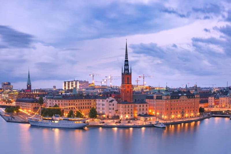 Stockholm: Christmas Market Magic Walking Tour with a Local - Starting at Gustav III:s Obelisk, then walking into the holiday glow