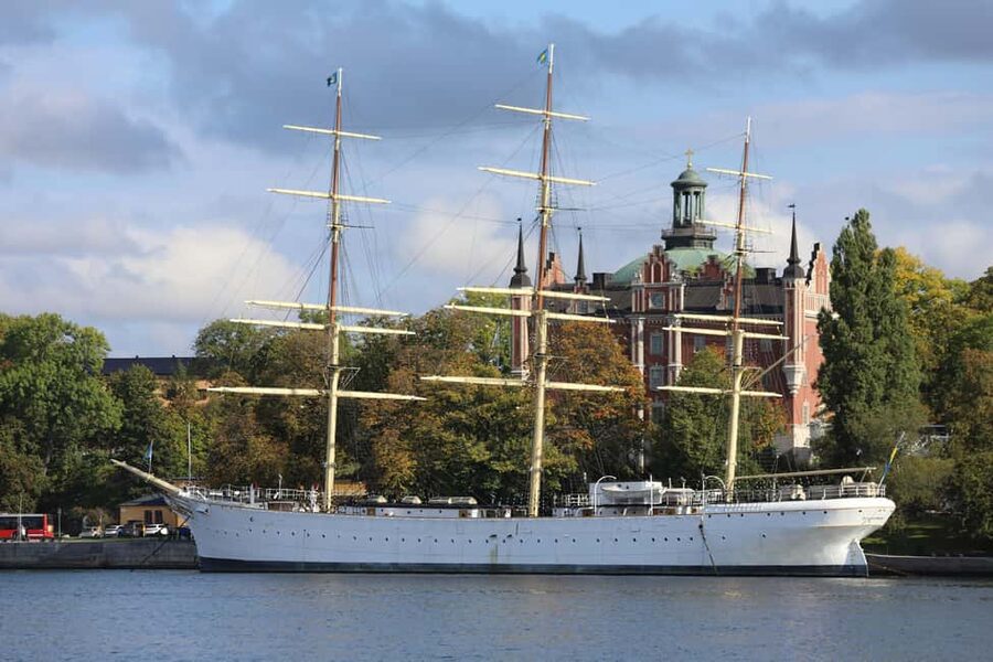 Stockholm City Center: Seaside Skeppsholmen Guided Tour - Kastellholmen’s citadel and the quiet side of Stockholm