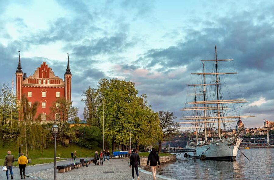 Stockholm City Center: Seaside Skeppsholmen Guided Tour - Winter walking reality: shoes, pace, and what 3.5 km feels like