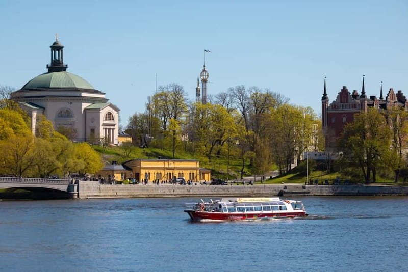 Stockholm: City Cruise with Fresh Pizza - Entering Stockholm from the water, with pizza as the plan