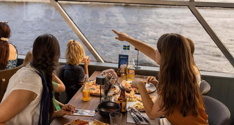 Stockholm: City Cruise with Fresh Pizza - Skeppsholmen, museums and modern art, seen at boat speed