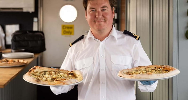 Stockholm: City Cruise with Fresh Pizza - Djurgården coast: the big green island and the big-name sightings