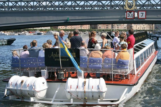 Stockholm Hop-On Hop-Off Sightseeing Cruise - The Royal Palace stop: changing the guard and an easy start point