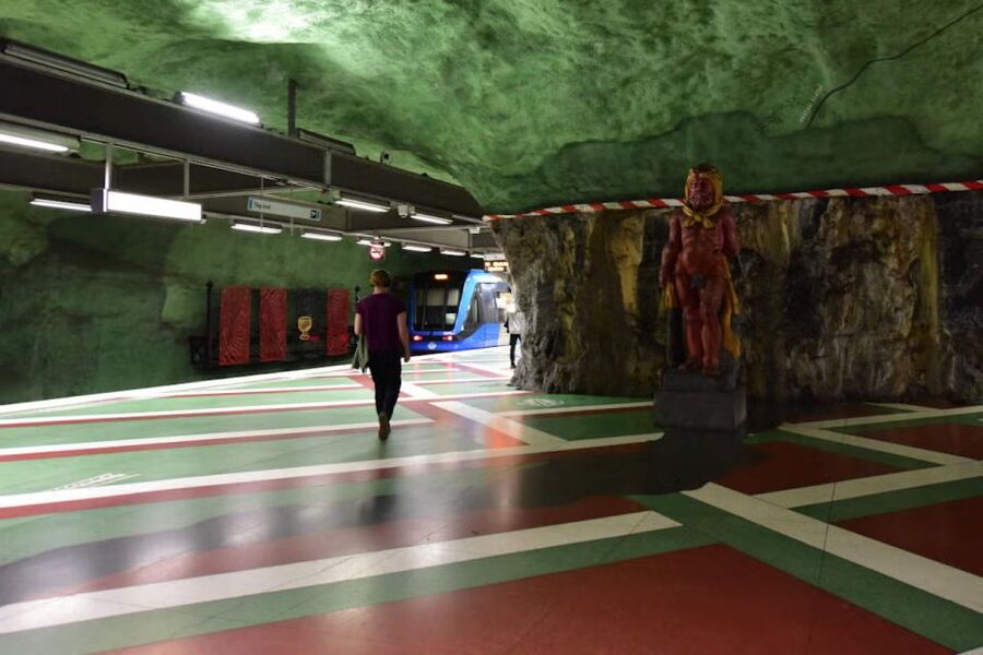 Stockholm Metro Tour - Blue line walk-in, starting with Kungsträdgården to Rådhuset