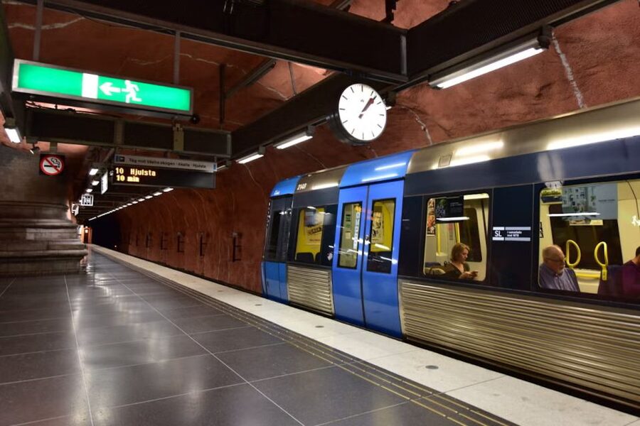 Stockholm Metro Tour - Solna Centrum: where the decoration becomes the story