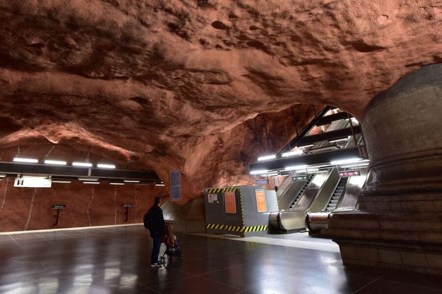 Stockholm Metro Tour - Switching to the red line, then Stadium and its bold look