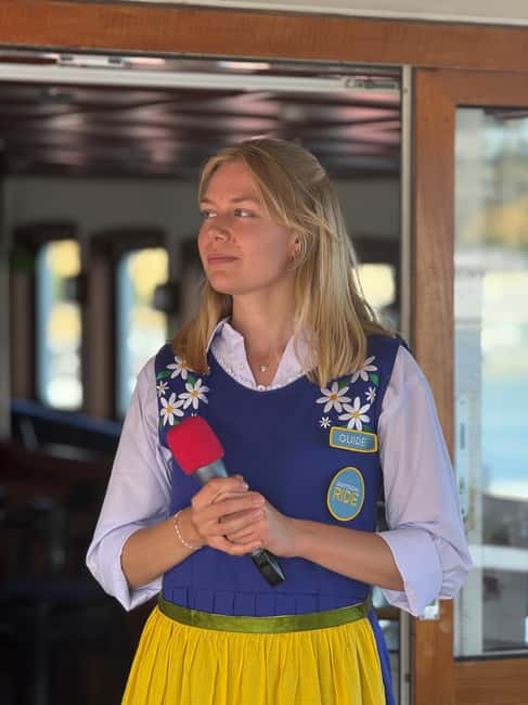 Stockholm: Midsummer Archipelago Boat Tour Live Guide - The Royal Palace pass: views you only get from water