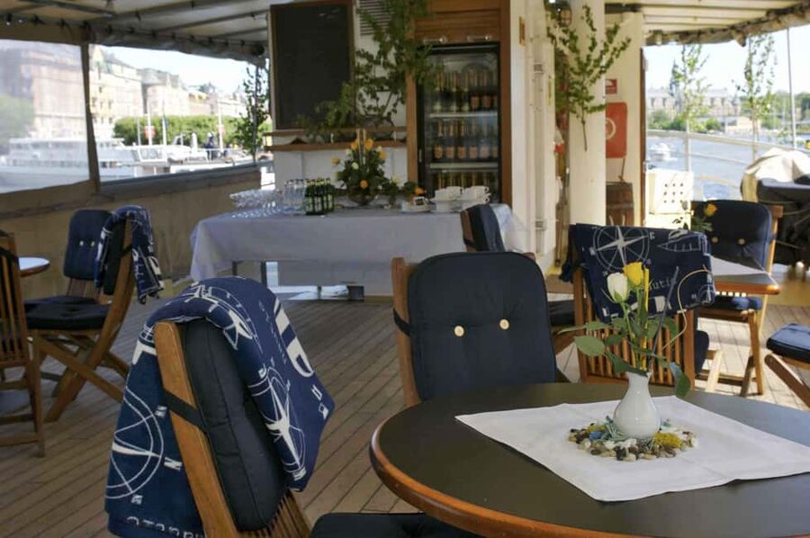 Stockholm: Midsummer Archipelago Boat Tour Live Guide - Food and drinks onboard: plan your timing, not just your taste