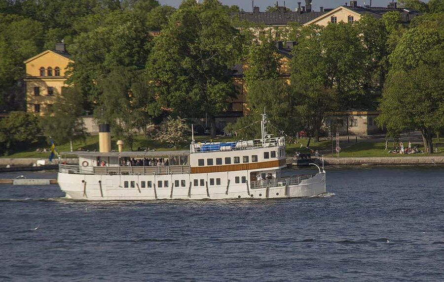 Stockholm: Midsummer Archipelago Boat Tour Live Guide - WiFi and toilets: small amenities that really matter on a boat
