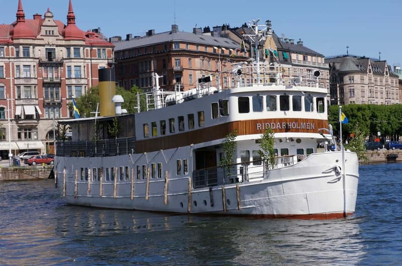 Stockholm: Midsummer Archipelago Boat Tour Live Guide - Getting on the boat: Gustav III:s Staty is your landmark