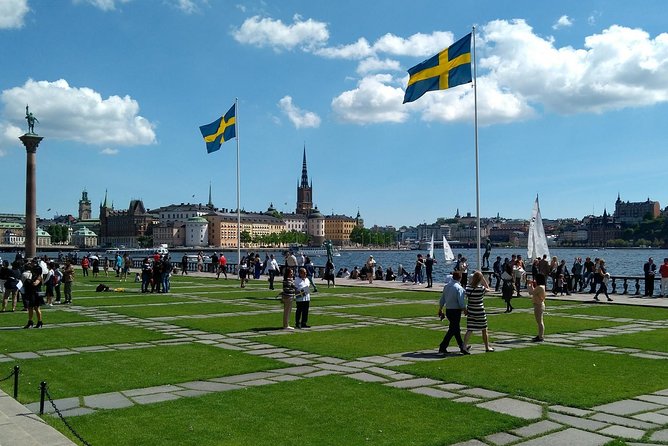 Stockholm: Modern City and Old Town, a Small Group Walking Tour - The Royal Palace area, Lejonbacken stops and the east-pointing story