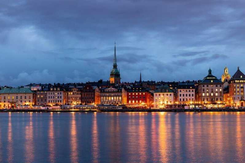 Stockholm: Must-See Attractions Walking Tour with a Guide - Royal Palace grounds, then a statue tied to legend