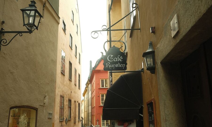 Stockholm: Old Town Self-Guided Tour Learn and solve Puzzles - Setting Up Your Code in the Curiosa App