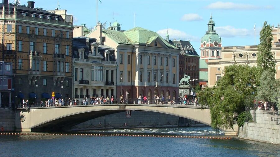 Stockholm: Old Town Walking Tour and the Vasa Museum - Gamla Stan starts with views over Lake Mälaren