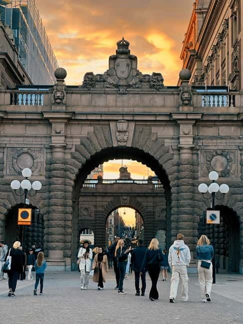 Stockholm Old Town Walking Tour: History & local Insights - Riddarholmen medieval streets and the City Hall viewpoint