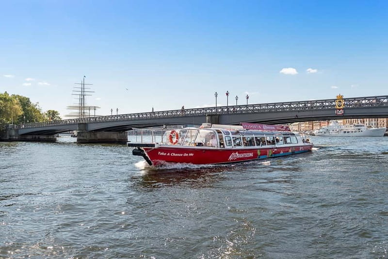 Stockholm: Royal Bridges & Canal Boat Tour with Audio Guide - Entering the Royal Palace Area: Your Easy Start in Gamla Stan