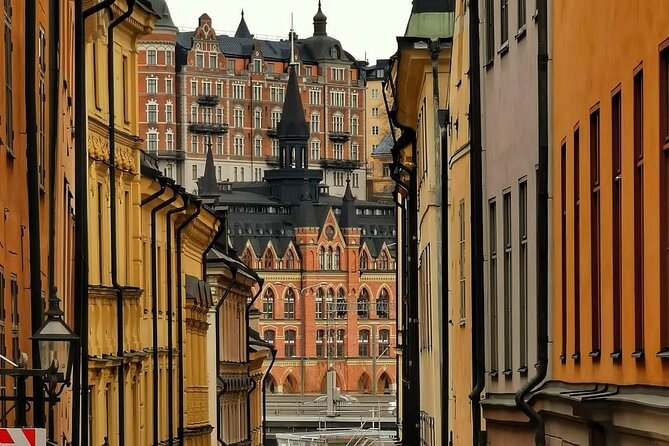 Stockholm Walking Tour | Max 10 People - Royal Palace Exterior: The Great Fire of 1697 and Where Royals Live Now
