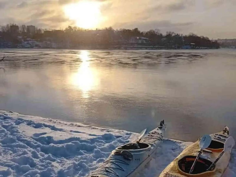 Stockholm: Winter Kayaking Tour through the City Centre - Paddling the route: City Hall, Kungsholmen edges, and the Stockholm waterways vibe