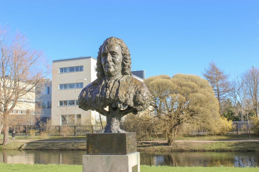 Uppsala: City Highlights and Hidden Gems Walking Tour - Botanical Gardens with Carl Linnaeus: flowers, science, and calm walking