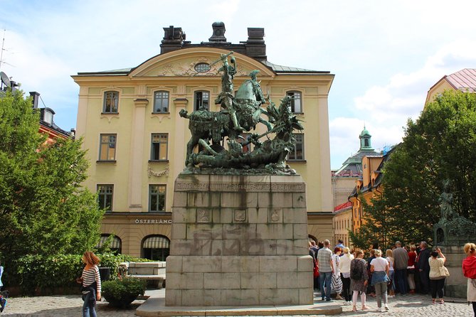 Walking Tour of Stockholm Old Town - Mårten Trotzigs gränd and the St George and Dragon Statue finale
